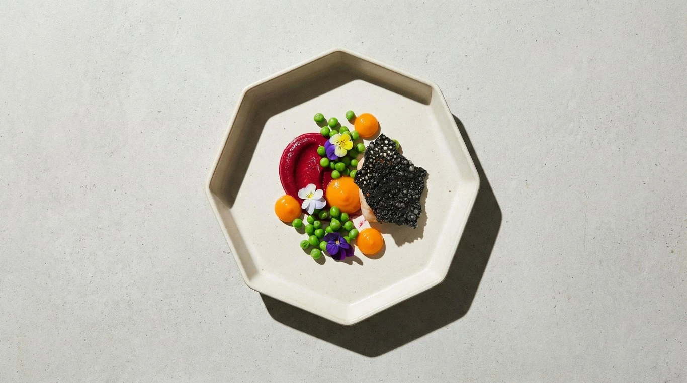 Photographie culinaire minimaliste style suisse